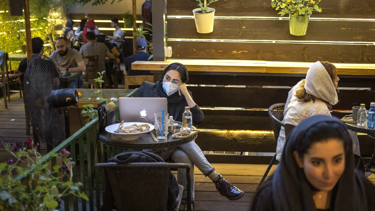 FOTO: Warga Iran Kembali Diizinkan Nongkrong di Kafe