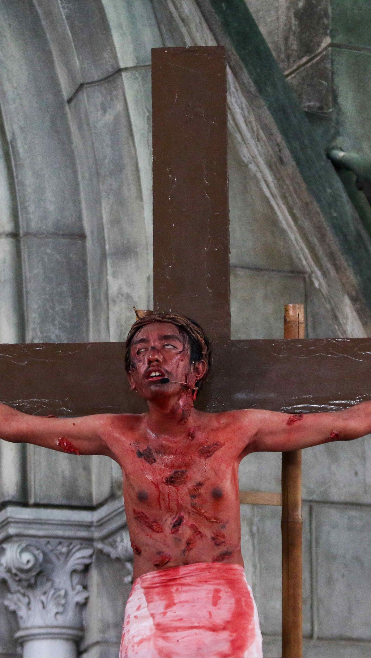 Prosesi Jalan Salib ini melibatkan kurang lebih 60 orang muda-mudi Gereja Katedral.&nbsp;Liputan6.com/Herman Zakharia
