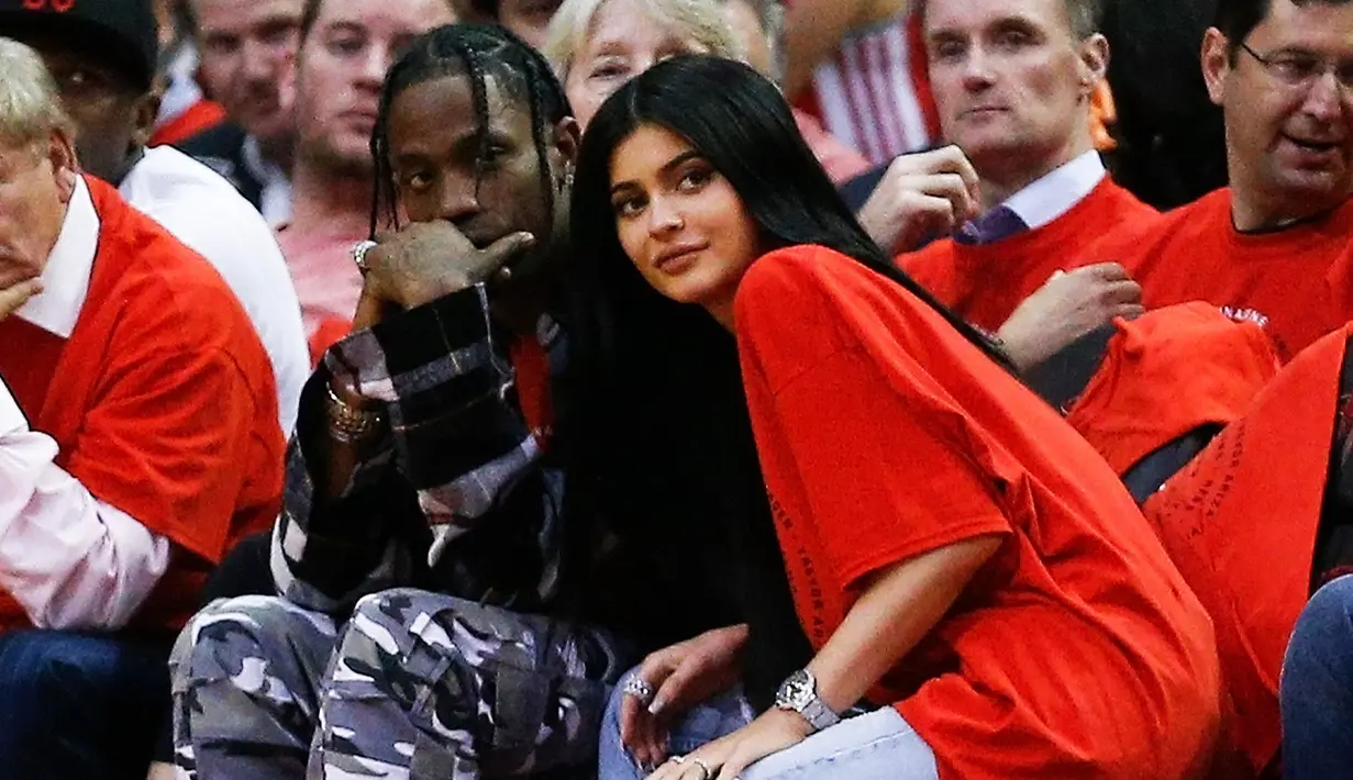 Tur yang dilakukan Travis Scott pun dikhawatirkan menjadi penghabat baginya untuk bersama Kylie Jenner saat tahun baru. (Billboard)