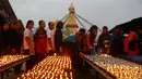 Umat Buddha Nepal berbaris untuk menyalakan lilin saat perayaan Buddha Jayanti atau Buddha purnima di stupa Boudhanath, Kathmandu, Nepal (30/4). (AP/Niranjan Shrestha)