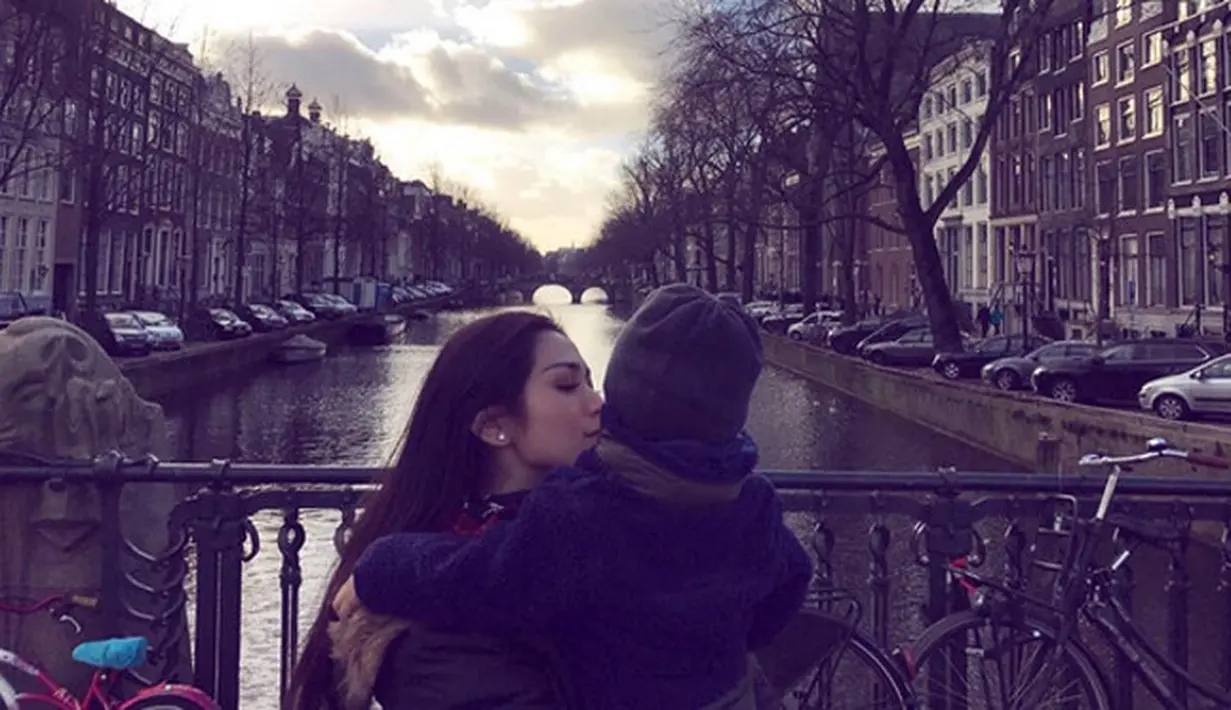 Pada libur Natal dan Tahun baru kali ini, Jessica Iskandar bersama putranya, El Barack Alexander berlibur keliling Eropa. Selama sepuluh hari perempuan yang biasa disapa Jedar itu mengisi liburnya. (Instagram/inijedar)