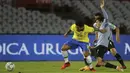 Penyerang Brasil, Roberto Firmino, berebut bola dengan bek Uruguay, Jose Maria Gimenez, pada laga lanjutan kualifikasi Piala Dunia zona CONMEBOL di Estadio Centenario, Rabu (18/11/2020) pagi WIB. Brasil menang 2-0 atas Uruguay. (AFP/Raul Martinez/pool)