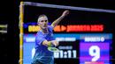 Pebulu tangkis Denmark, Viktor Axelsen dari tim Lightning berusaha mengembalikan kok ke arah Kodai Naraoka dari tim Rockets dalam laga tunggal putra Badminton XL 2025 di Istora Senayan, Jakarta, Sabtu (04/10/2025). (Bola.com/Bagaskara Lazuardi)