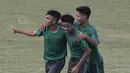 Pemain Timnas Indonesia U-16, Riski Alfath Indie, merayakan golnya ke gawang Persija Jakarta U-16 pada laga uji coba di Stadion Atang Sutresna, Jakarta, Selasa (4/7/2017). Indonesia menang 5-0 atas Persija. (Bola.com/M Iqbal Ichsan)