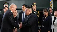 Pemimpin Korea Utara Kim Jong Un dan putrinya Kim Ju-ae di Beijing menjelang parade militer Hari Kemenangan China. (Dok. KCNA&nbsp;via AFP)