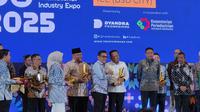 Gubernur Kalimantan Timur Dr. H. Rudy Mas’ud (Harum) menerima secara langsung penghargaan Indonesia Halal Industry Award (IHYA) 2025 dari Kementerian Perindustrian.