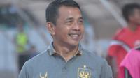 Pelatih PSIS Semarang, Jafri Sastra usai pertandingan melawan Tira Persikabo di Stadion Moch Soebroto, Magelang, Jumat (2/8/2019). (Bola.com/Vincentius Atmaja)