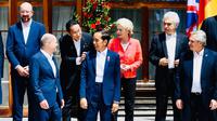 Presiden Joko Widodo atau Jokowi (tengah depan) berbincang dengan Kanselir Jerman Olaf Scholz (kiri) saat foto bersama para pemimpin G7 di lokasi KTT G7, Schloss Elmau, Jerman, Senin (27/6/2022). Turut mendampingi Presiden Jokowi dalam KTT G7 kali ini yaitu Menteri Luar Negeri Retno Marsudi. (Foto: Biro Pers Sekretariat Presiden)