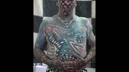Pria kelahiran New York City 1970 itu berpose memperlihatkan tatonya di acara Guate Mayan Tattoo Convention di Kota Guatemala, Sabtu (19/7/14). (REUTERS/Jorge Dan Lopez)