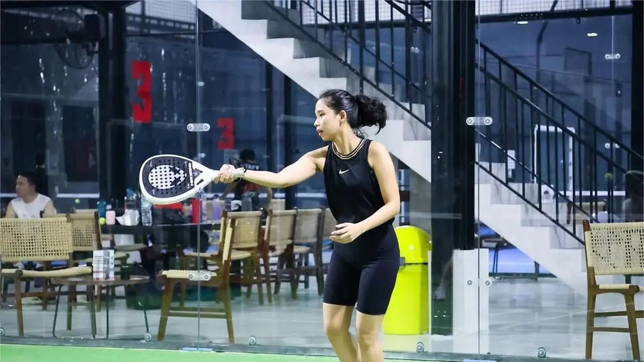 Olahraga padel sedang tren. Ketahui teknik dan beberapa hal lainnya untuk mengurangi risiko cedera. (Foto: Dok Nabila)