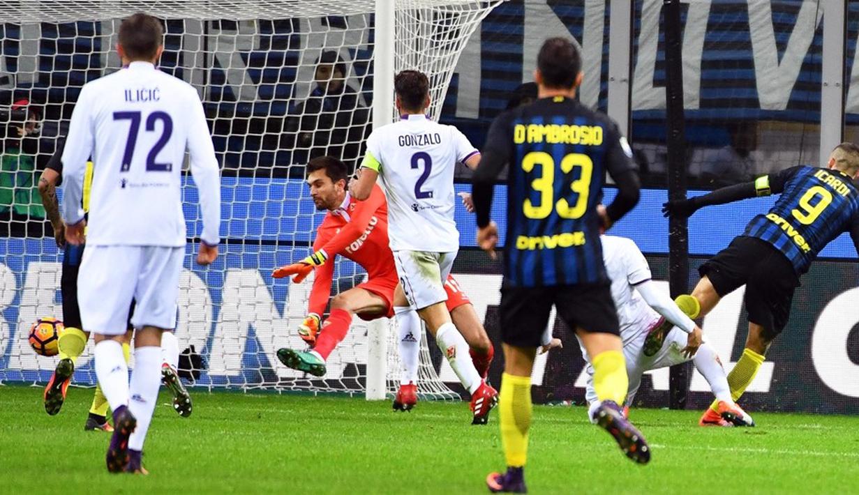Striker Inter Milan, Mauro Icardi, mencetak gol ketiga ke gawang Fiorentina pada laga pekan ke-14 Serie A di Giuseppe Meazza, Senin (28/11/2016). (EPA/Daniel Dal Zennaro)