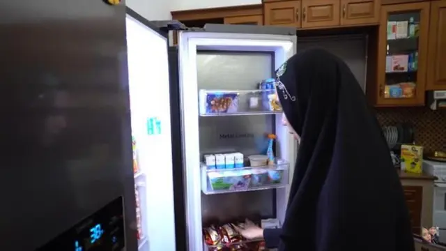 Kartika Putri Bagikan Tips Praktis Merapikan Isi Kulkas dan Rak Dapur