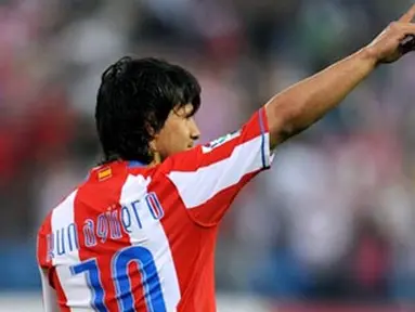 Atletico de Madrid&#039;s Kun Aguero celebrates after scoring their second goal against Recreativo de Huelva during a Spanish league football match at Vicente Calderon stadium in Madrid on May 3, 2008. AFP PHOTO / JAVIER SORIANO