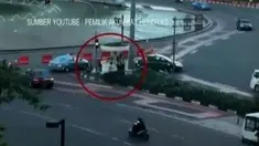 Di Bundaran HI yang merupakan jantung Ibukota Jakarta, seorang kernet Kopaja berlari lebih cepat dari busnya. 
