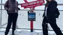 Seru main ke Jungfraujoch, keduanya menghampiri tempat yang sebelumnya menjadi lokasi syuting drama Korea Crash Landing On You. Sebuah spot yang saat ini kerap menjadi tempat foto oleh para wisatawan yang berkunjung ke Jungfraujoch. (Liputan6.com/IG/@cuttaryofficial)