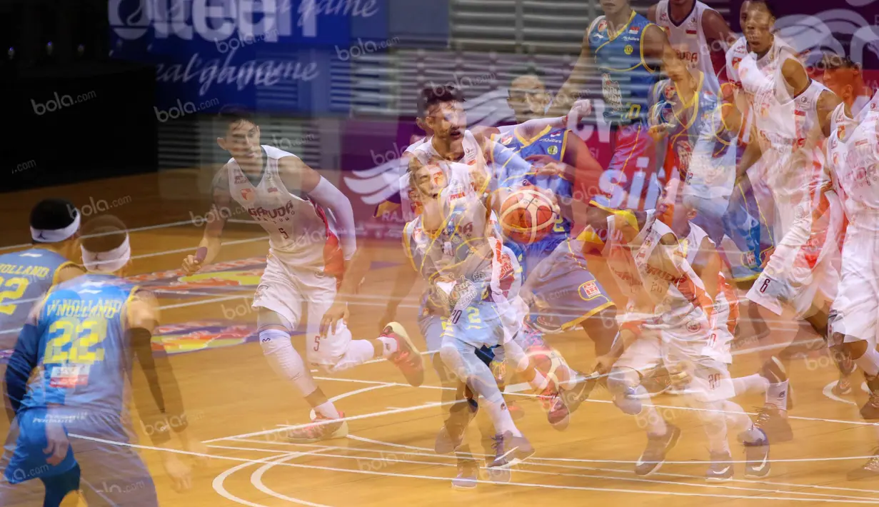 Kasi Para Pemain Satria Muda dan Garuda Bandung berebut bola pada  perempat final Playoffs Indonesia  Basket League (IBL) di Britama Arena, Jakarta, Selasa (17/5/2016). (Bola.com/Nicklas Hanoatubun)