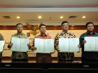 MenPAN RB, Yuddy Chrisnandi (tengah) bersama Mendagri Tjahjo  Kumolo, Ketua Bawaslu Muhammad (paling kanan) memperlihatkan nota kesepahaman netralitas aparatur sipil negara di Jakarta, Jumat (2/10/2015). (Liputan6.com/Helmi Fithriansyah)