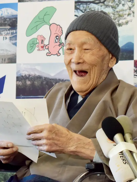 Senyum Masazo Nonaka dari Jepang setelah ditetapkan sebagai pria tertua di dunia oleh Guinness World Records, di pulau Hokkaido, Selasa (10/4). Masazo Nonaka tinggal bersama keluarganya yang mengelola penginapan mata air panas. (JIJI PRESS/AFP)