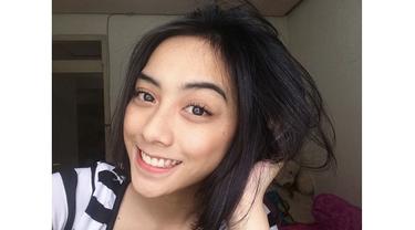 Potret Azri saat tidak menggunakan makeup, cantik dan natural.