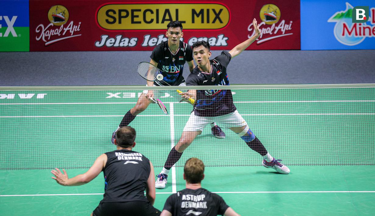 Pebulu tangkis ganda putra Indonesia, Bagas Maulana/Muhammad Shohibul Fikri saat bertanding dengan wakil Denmark, Kim Astrup/Anders Skaarup Rasmussen pada babak perempat final Indonesia Open 2024 di Istora Senayan, Jakarta, Jumat (07/06/2024). (Bola.com/Bagaskara Lazuardi)