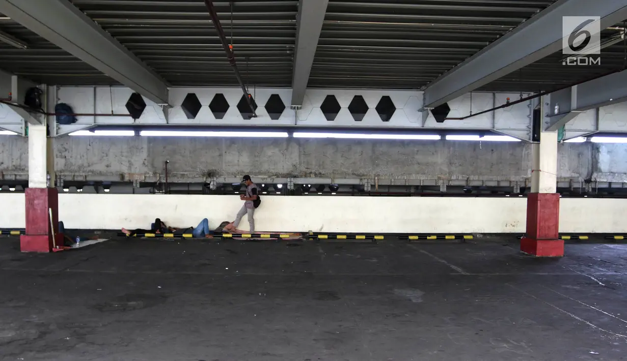 Para pekerja beristirahat di parkir Blok F Tanah Abang, Jakarta Pusat, Selasa (24/4). Relokasi para pedagang dilakukan dalam rangka revitalisasi Pasar Blok G Tanah Abang. (Liputan6.com/Arya Manggala)