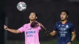 Pemain Persita Tangerang, Andre Agustiar Prakoso (kiri) berusaha mengontrol bola dibayangi pemain Arema FC, Rizky Dwi Febrianto saat laga pekan kesembilan BRI Liga 1 2021/2022 antara Arema FC melawan Persita Tangerang di Stadion Sultan Agung, Bantul, Rabu (27/10/2021). (Bola.com/Bagaskara Lazuardi)