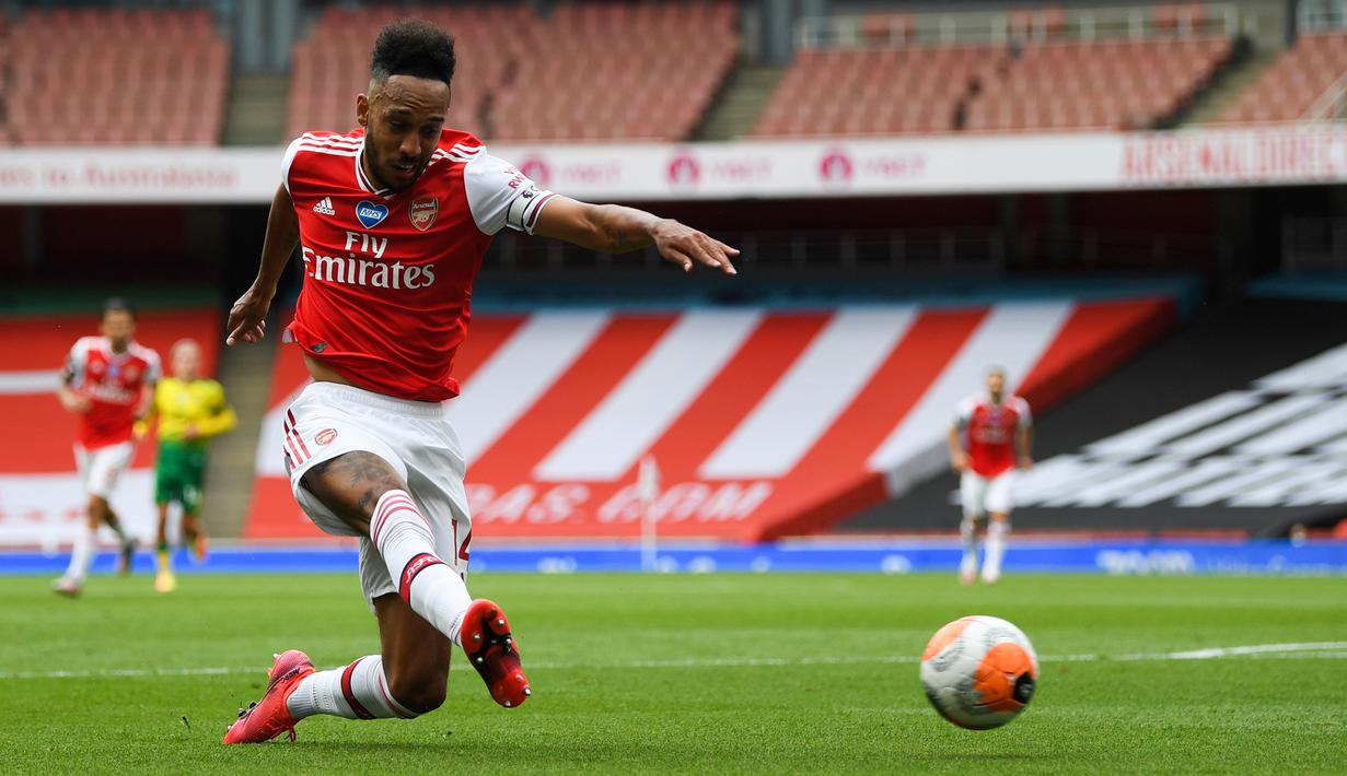 Striker Arsenal, Pierre-Emerick Aubameyang, melepaskan tendangan ke arah gawang Norwich City pada laga lanjutan Premier League pekan ke-32 di Emirates Stadium, Kamis (2/7/2020) dini hari WIB. Arsenal menang 4-0 atas Norwich City. (AFP/Shaun Botteril/pool)
