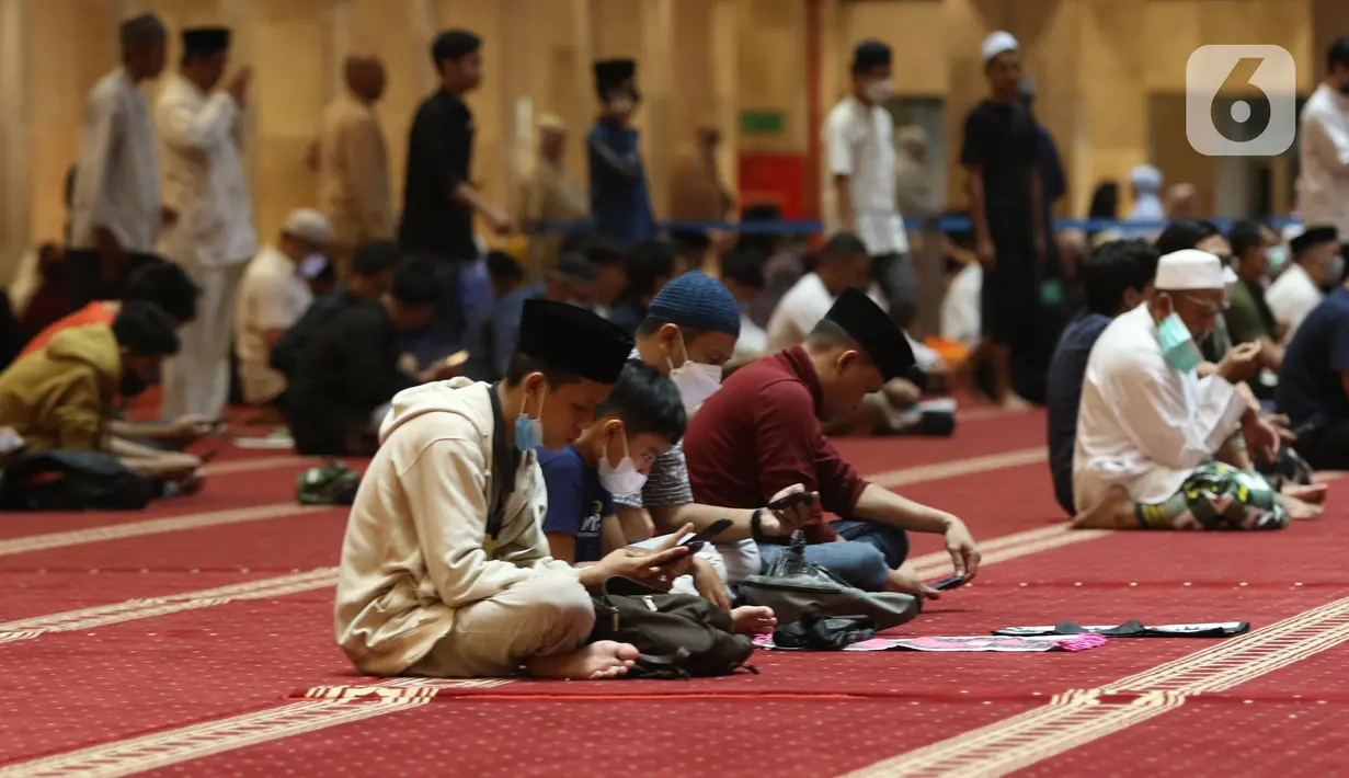 Umat Islam menunggu dimulainya Sholat Tarawih pertama di Masjid Istiqlal Jakarta, Sabtu (2/4/2022). Sebagian besar umat muslim di Indonesia mulai melaksanakan Sholat Tarawih dan akan melaksanakan puasa Ramadhan 1443 Hijriah pada 2 April 2022. (Liputan6.com/Herman Zakharia)