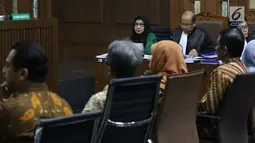 Terdakwa dugaan korupsi investasi perusahaan di Blok Basker Manta Gummy Australia Tahun 2009, Karen Agustiawan (tengah) menyimak keterangan saksi saat sidang lanjutan di Pengadilan Tipikor, Jakarta, Kamis (28/2). (Liputan6.com/Helmi Fithriansyah)
