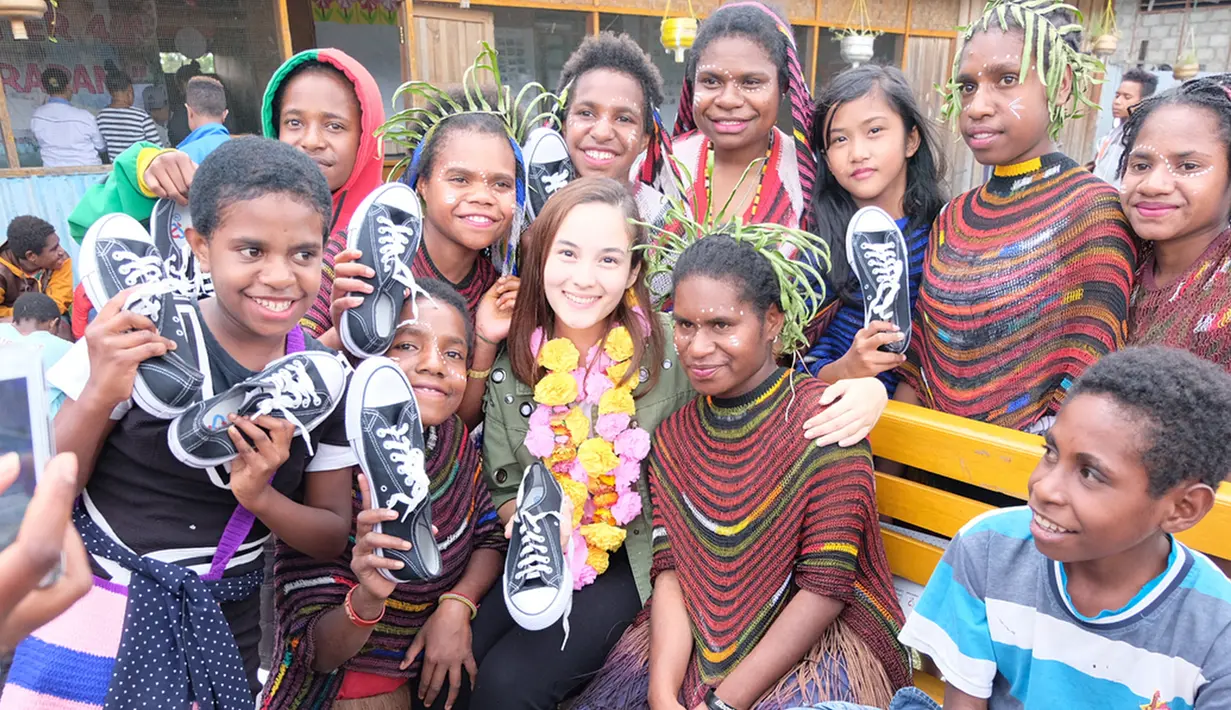 Berikan sepatu untuk anak-anak Wamena, agar semangat belajar (Liputan6/IG/@chelseaislan)