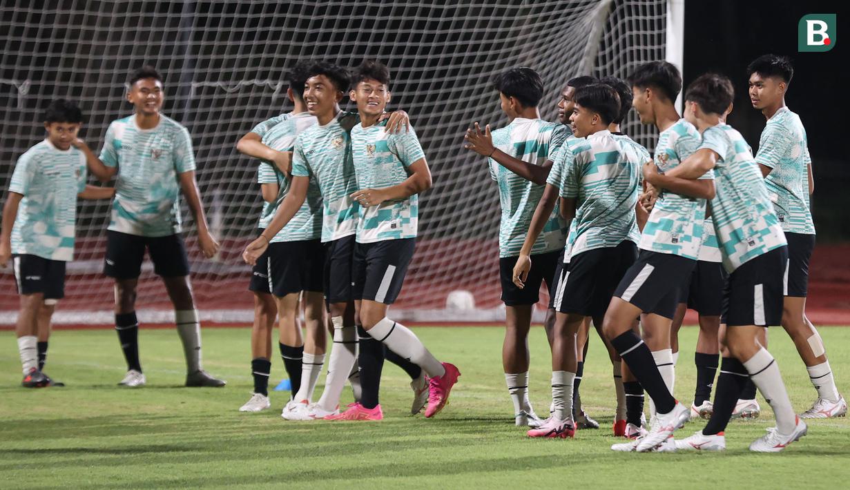 Skuad Timnas Indonesia U-16 menjalani latihan terakhir di Stadion UNS, Solo, Jawa Tengah, Minggu (30/6/2024) jelang menghadapi Australia pada laga semifinal Piala AFF U-16 2024 pada 1 Juli 2024 di Stadion Manahan, Solo. Official Training Timnas Indonesia U-16 tersebut berlangsung santai dengan dipimpin langsung sang arsitek, Nova Arianto. (Bola.com/Abdul Aziz)