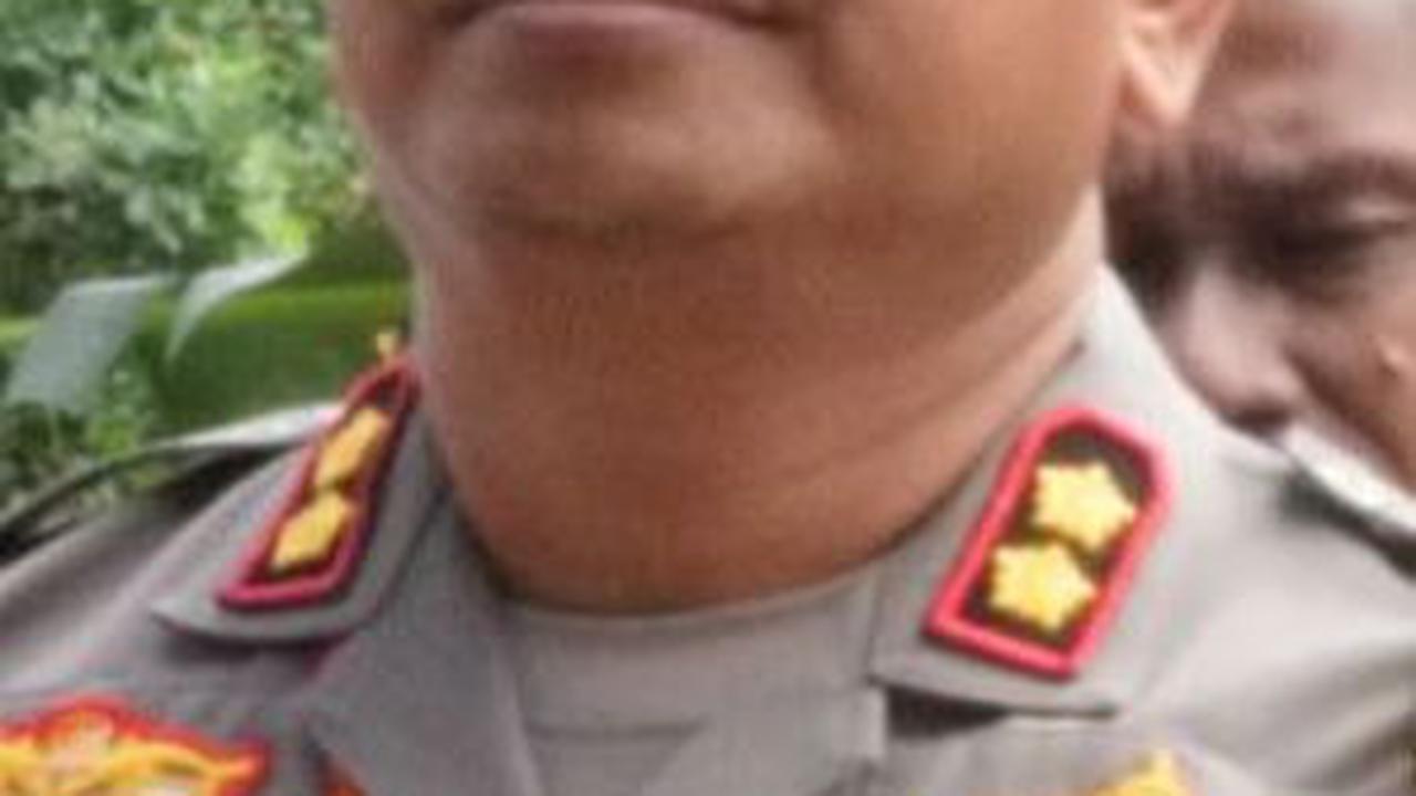 Kapolres Kupang AKBP Anak Agung Gde Anom Wirata menjelaskan, kapal pencari teripang berkapasitas 5 GT dengan tujuh awak itu terbawa arus dan angin kencang dari perairan Papela, Kabupaten Rote Ndao, hingga Pantai Selatan Noni.