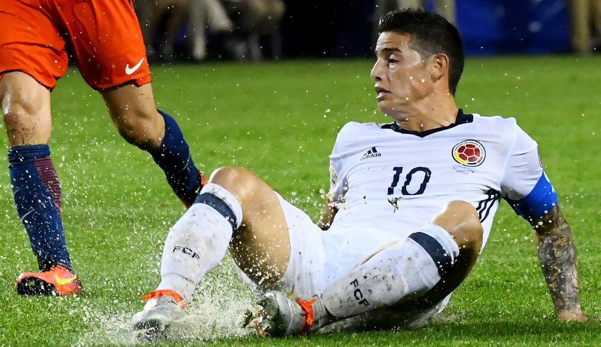 Gelandang Kolombia, James Rodriguez terjatuh saat pertandingan semifinal Copa America Centenario 2016 di Soldier Field, AS, (22/6).Kolombia kalah 0-2 atas Chile. (Dennis Wierzbicki/ USA TODAY Sports)