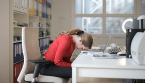 1 dari 3 karyawan mengalami burnout atau kelelahan yang berdampak pada hasil pekerjaan yang tidak maksimal. Credits: pexels.com by Andrea Piacquadio