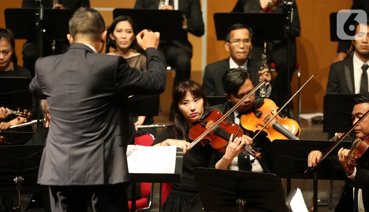 Sebuah konser klasik Love, God, and My Home dipersembahkan Jakarta Concert Orchestra (JCO) tampil di Usmar Ismail Hall, Jakarta, Miggu (6/10/2019). Orkestra dengan konduktor Avip Priatna membawakan dua karya Henryk Wieniawski (Polandia) dan Antonin Dvořák (Cekoslovakia). (Liputan6.com/Fery Pradolo)
