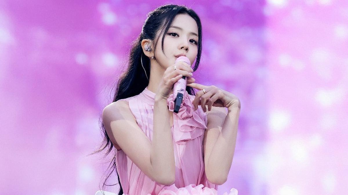 6 Gaya Jisoo BLACKPINK Memukau di Konser Paris, Tampil dalam Gaun Dior Hitam-Pink yang Digarap Selama 150 Jam