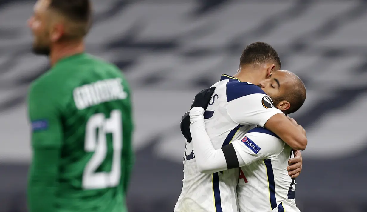 Gelandang Tottenham, Lucas Moura, merayakan gol yang dicetaknya ke gawang Ludogorets pada laga lanjutan Grup J Liga Europa di Tottenham Hotspur Stadium, Jumat (27/11/2020) dini hari WIB. Tottenham menang 4-0 atas Ludogorets. (AFP/Ian Kington/pool)