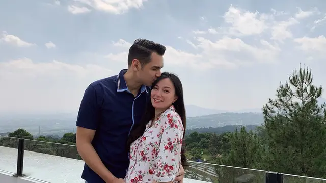 [Fimela] Asmirandah dan Jonas Rivanno