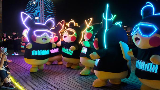 Para peserta dengan pakaian Pikachu, karakter ikonik serial animasi Pokemon, berpartisipasi dalam parade tahunan Pikachu di Yokohama, Jepang, 8 Agustus 2019. Nantinya akan ada lebih dari 2.000 Pikachu menari bersama untuk memeriahkan acara dan menghibur para pengunjung. (Kazuhiro NOGI/AFP)