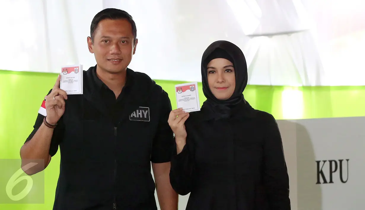 Calon Gubernur DKI Jakarta Agus Harimurti Yudhoyono (kiri) bersama istri, Annisa Pohan (kanan) menunjukkan surat suara saat melakukan pencoblosan Pilkada DKI Jakarta di TPS 06, Rawa Barat, Jakarta, Rabu (15/2). (Liputan6.com/Johan Tallo)