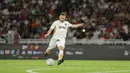Pemain DRX World Legends, Alessandro Del Piero melakukan tendangan bebas ke gawang Barcelona Legends dalam laga Clash of Legends di Stadion Utama Gelora Bung Karno (SUGBK), Senayan, Jakarta, Sabtu (18/04/2026). (Bola.com/Bagaskara Lazuardi)
