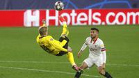 Pemain Borussia Dortmund, Julian Brandt, melakukan tendangan salto saat melawan Sevilla pada laga Liga Champions di Stadion Ramon Sanchez Pizjuan, Kamis (18/2/2021). Dortmund menang dengan skor 2-3. (AP/Angel Fernandez)