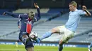 Bek PSG, Danilo berusaha merebut bola dari gelandang Manchester City, Kevin De Bruyne pada leg kedua semifinal Liga Champions di stadion Etihad, Rabu (5/5/2021). Dengan hasil ini, Manchester City melaju ke final Liga Champions untuk pertama kalinya dalam 66 tahun. (AP Photo/Dave Thompson)