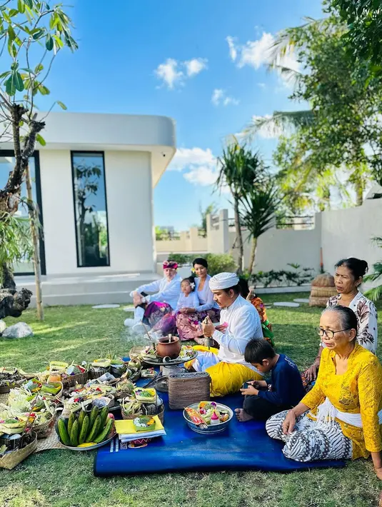 Tampak acara melaspas juga dihadiri beberapa orang perempuan yang khusyu berdoa sebalum villa baru Farah di tempati. Tampak  beberapa sesajen berada didepan pemuka agama yang memimpin rutual tersebut. [Instagram/farahquinnofficial