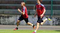 Gelandang timnas Ceska, Tomas Rosicky (kanan) melakukan latihan bersama Jaroslav Plasil, di Tours, Prancis (9/6/2016). Ceska akan bersua Spanyol malam ini di Toulouse, pada laga pembuka Grup D Piala Eropa 2016.  (EPA/Eddy Lemaistre)