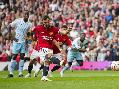 Gelandang Manchester United, Bruno Fernandes mencetak gol melalui tendangan penalti ke gawang Nottingham Forest pada pertandingan lanjutan Liga Inggris di stadion Old Trafford di Manchester, Inggris, Sabtu, 26 Agustus 2023. (AP Photo/Jon Super)