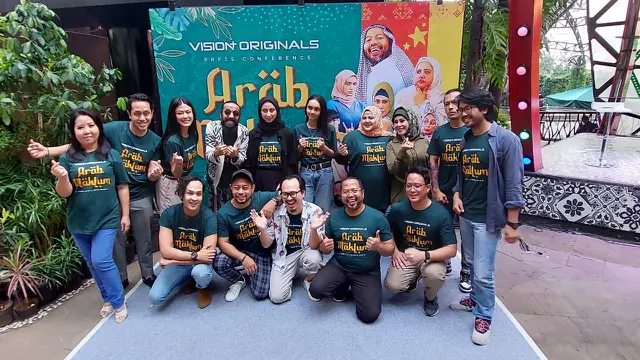 Para pemain dan kru serial Arab Maklum.