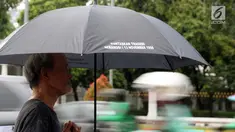 Peserta melakukan aksi Kamisan ke-571 di depan Istana Negara, Jakarta, Kamis (24/1). Mereka meminta pemerintah segera menuntaskan penyelesaian kasus pelanggaran HAM masa lalu. (Liputan6.com/Helmi Fithriansyah)