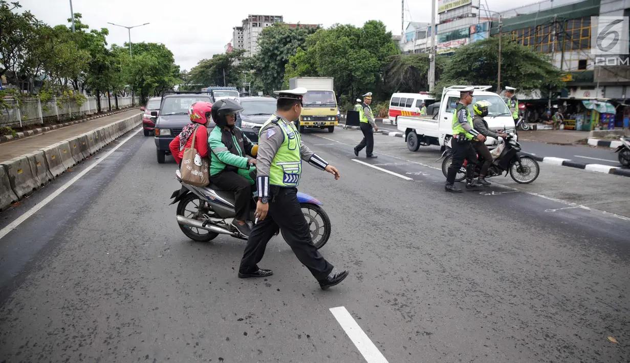Anggota Polantas menggelar Operasi Zebra Jaya di jalan Letjen Suprapto, Jakarta, Selasa (7/11). Sejauh ini, total ada 55.457 kendaraan yang telah ditilang oleh polisi. (Liputan6.com/Faizal Fanani)