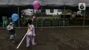 Anak-anak pengungsi Gunung Merapi bermain balon di Barak Pengungsian Glagaharjo, Cangkringan, Sleman, Yogyakarta, Jumat (20/11/2020). Fasilitas bermain ini sebagai salah satu upaya untuk menjaga kesehatan mental anak-anak pengungsi Gunung Merapi. (Liputan6.com/Johan Tallo)
